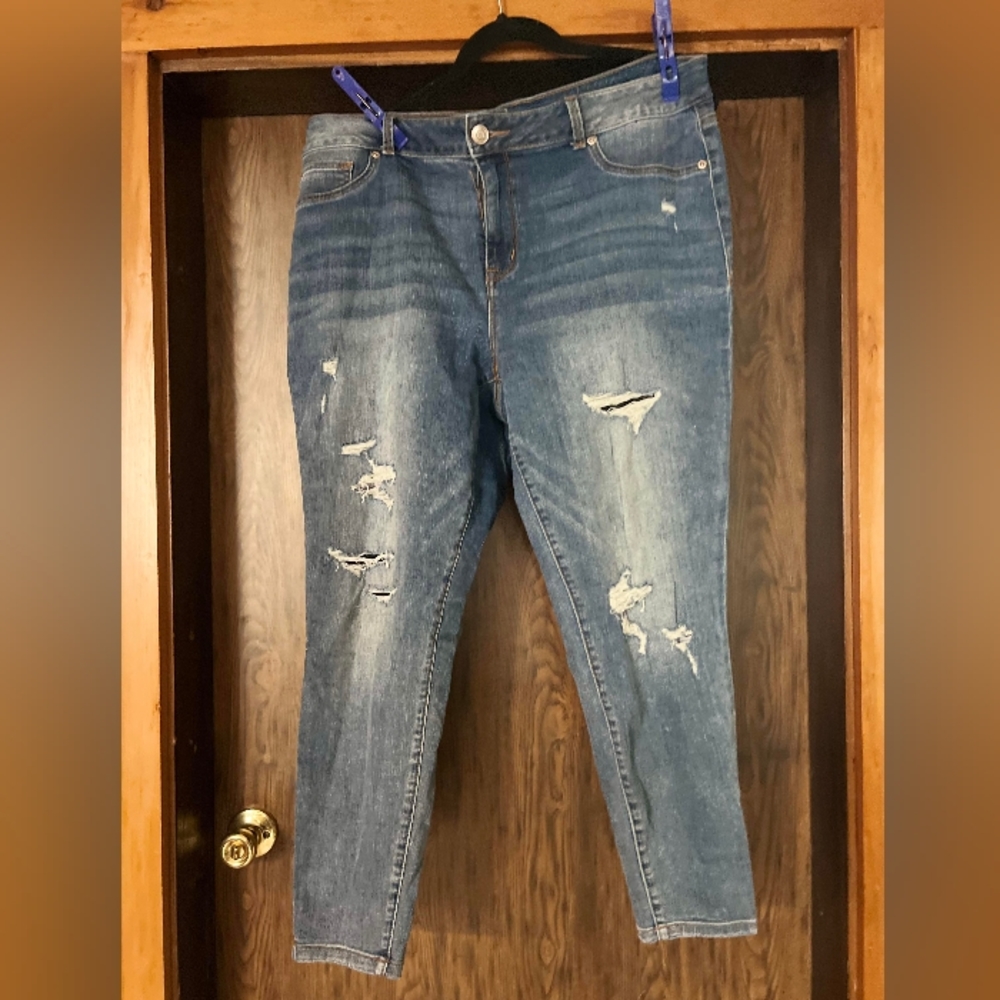 Maurices, high rise, stretch jegging with distressing